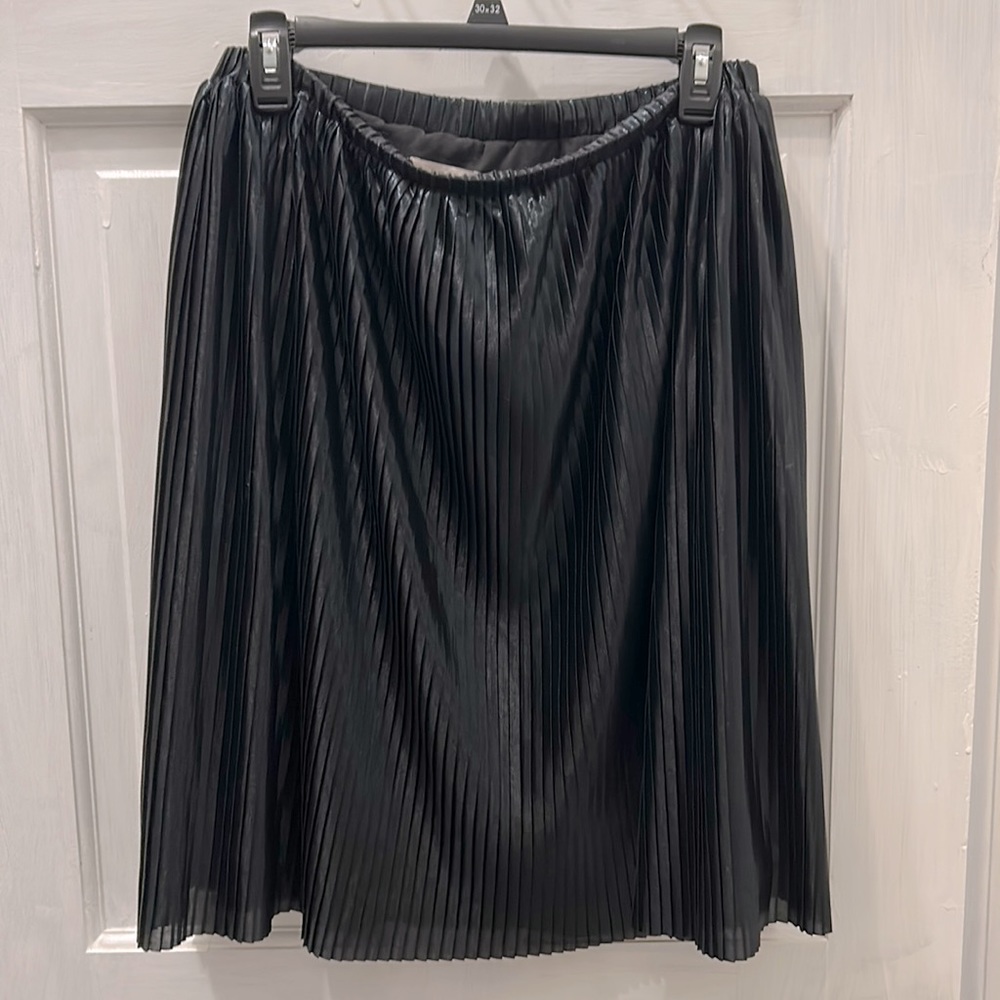 Black pleated mid thigh Loft skirt! Never worn - medium.